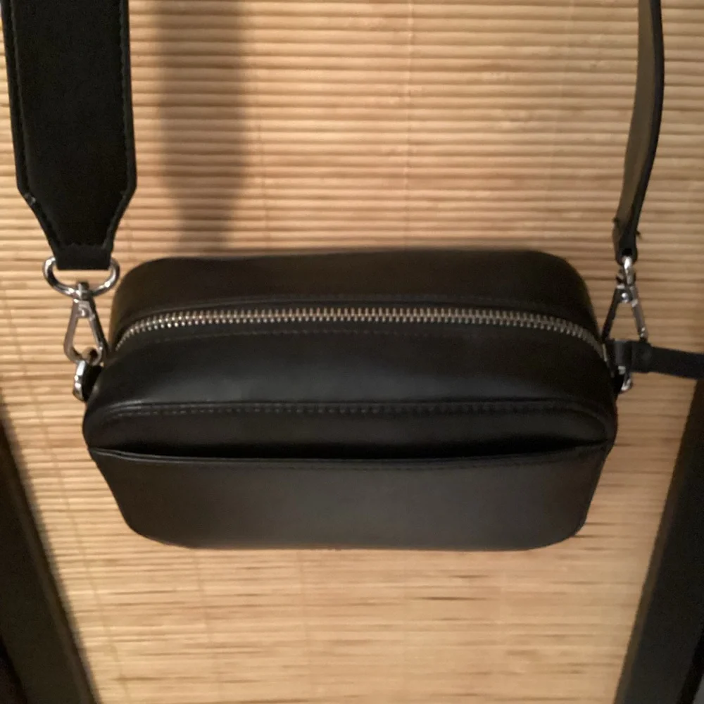 ♦️ DKNY Black Crossbody Camera Bag NWOT adjustable strap travel box style
